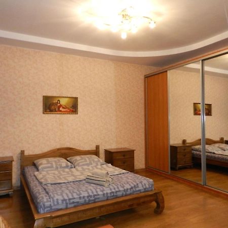 1-Room Apartment 50M2 On Metalurhiv Avenue 17, By Grandhome Zaporizhia Kültér fotó