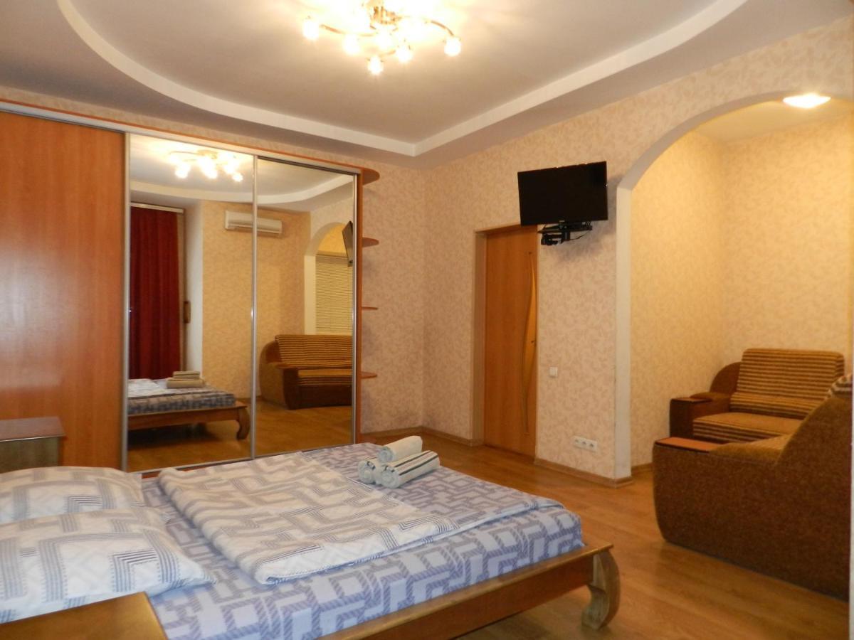 1-Room Apartment 50M2 On Metalurhiv Avenue 17, By Grandhome Zaporizhia Kültér fotó