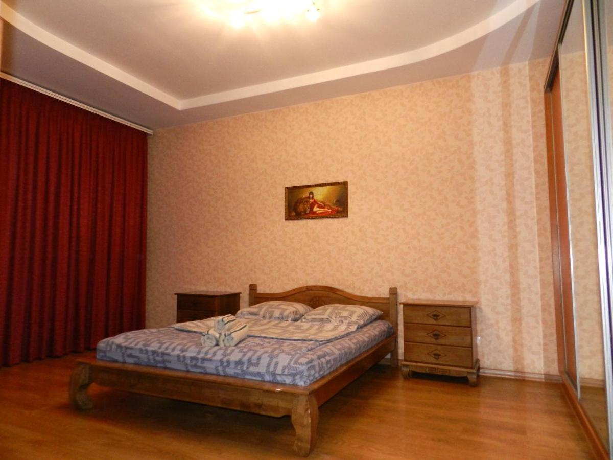 1-Room Apartment 50M2 On Metalurhiv Avenue 17, By Grandhome Zaporizhia Kültér fotó