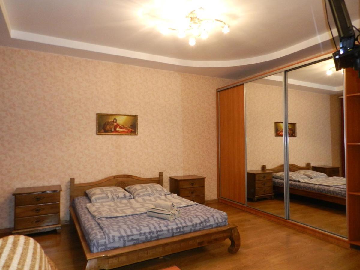 1-Room Apartment 50M2 On Metalurhiv Avenue 17, By Grandhome Zaporizhia Kültér fotó