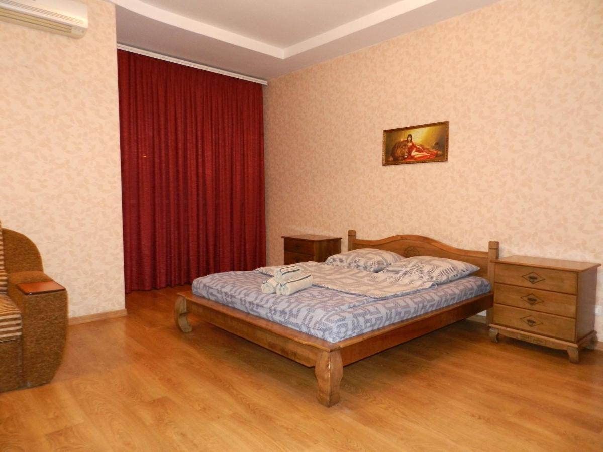 1-Room Apartment 50M2 On Metalurhiv Avenue 17, By Grandhome Zaporizhia Kültér fotó